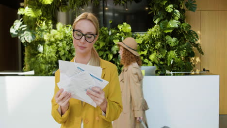 blonde receptioniste die in een hotel werkt.