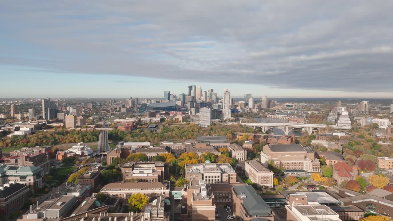 Splendidi filmati aerei realizzati con drone che riprendono il campus dell'University of Minnesota Twin Cities a Minneapolis, Minnesota, durante il picco della stagione autunnale
