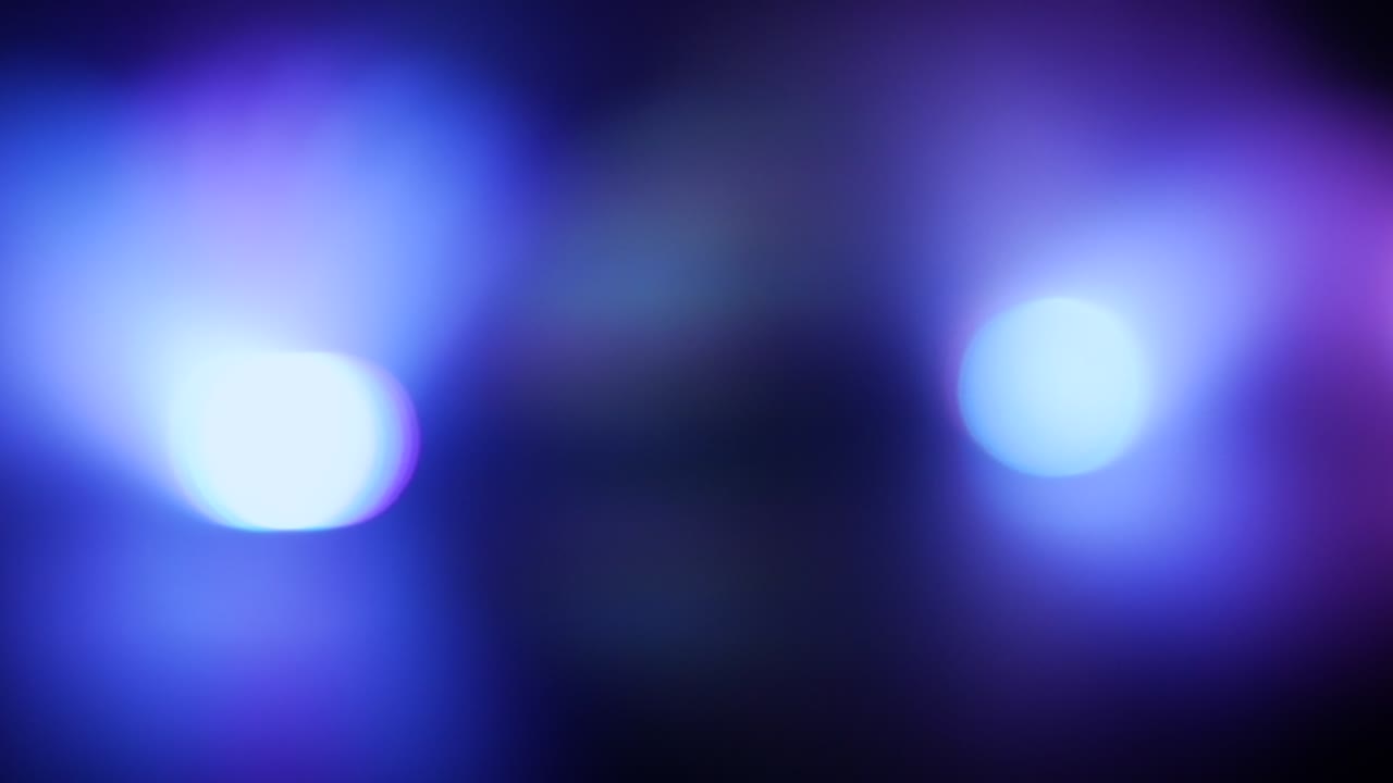 fondo de bombillas de luz de brillo azul, deslumbramiento de bokeh, espacio de copia. luz festiva. haz de reflectores