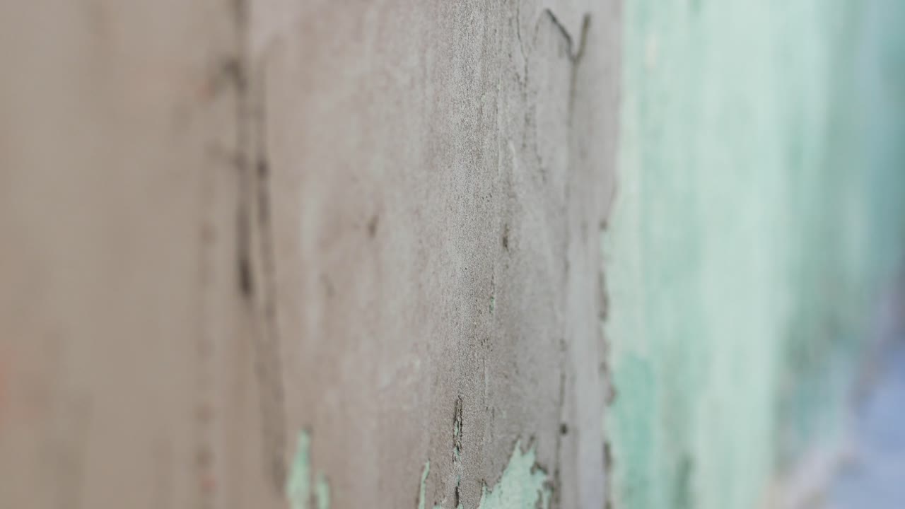 날씨로 인해 손되고 수리 된 벽의 클로즈업