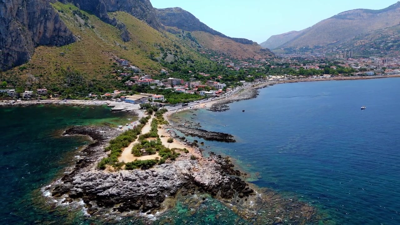 Palermo, Sicilya, İtalya yakınlarındaki Capo Gallo doğa rezervi ve kayalık sahil şeridinin muhteşem gündüz havadan çekimleri