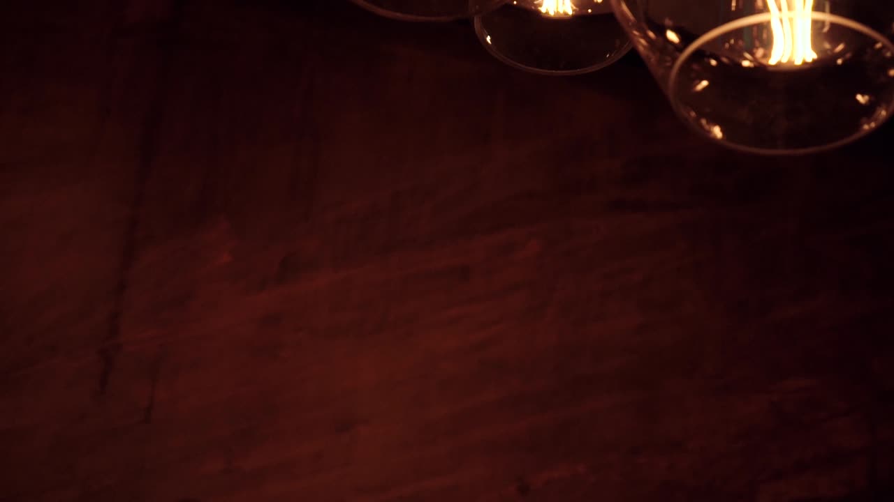 분위기 있고 현대적이며 고급스러운 분위기를 제공하는 호텔 로비의 멋진 조명의 다양한 샷