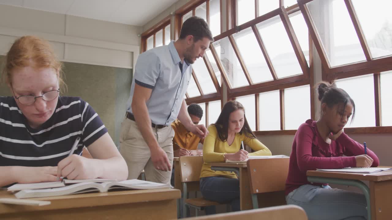 maestro hablando con un estudiante de secundaria en clase