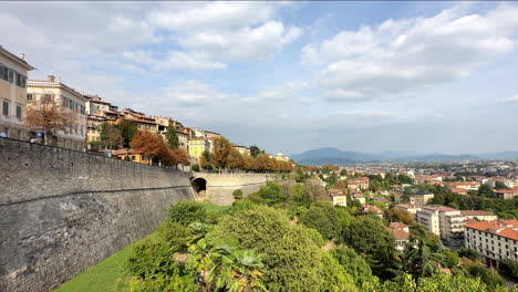 Schöne-Luftaufnahme,-Die-über-Die-Skyline-Von-Bergamo-In-Der-Lombardei,-Italien,-Schwenkt