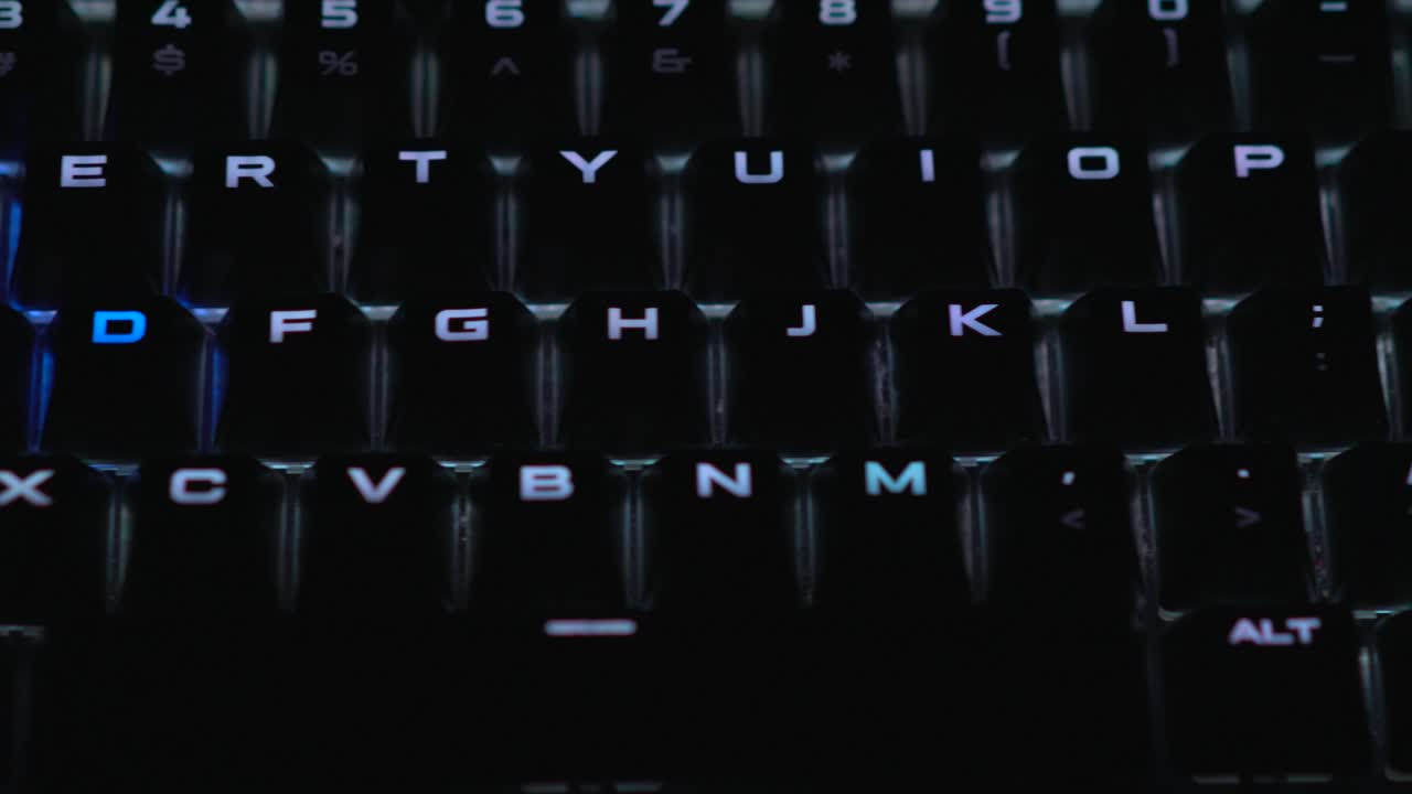 клавиатура с подсветкой белого цвета с контрастными синими клавишами wasd для идеального игрового процесса с дыхательным рисунком