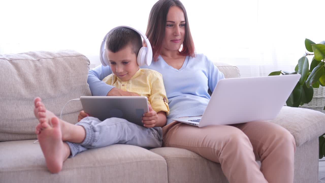 madre e hijo usando aparatos mientras pasan tiempo juntos