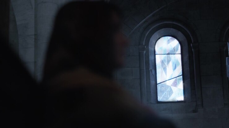 Silhouette di una donna religiosa che prega