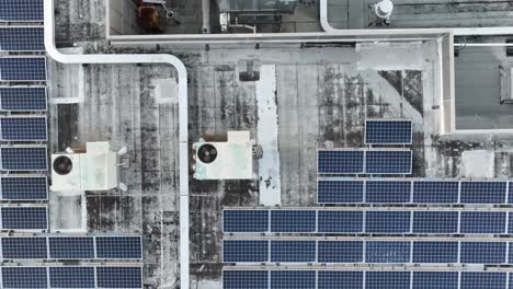 disparo aéreo de arriba hacia abajo de los paneles solares en el techo industrial