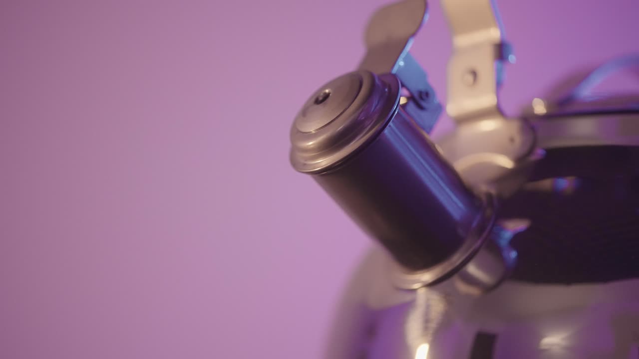 primer plano de un pico de una tetera de metal