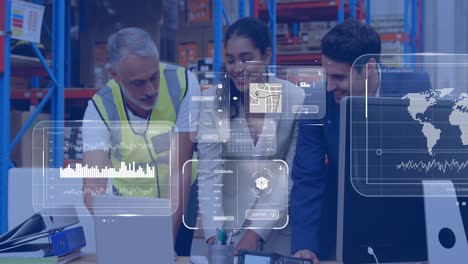 Animation-Der-Datenverarbeitung-Auf-Bildschirmen-über-Verschiedene-Menschen,-Die-Im-Lager-Arbeiten