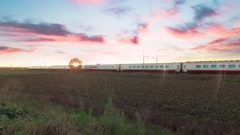 el tren pasa al atardecer.