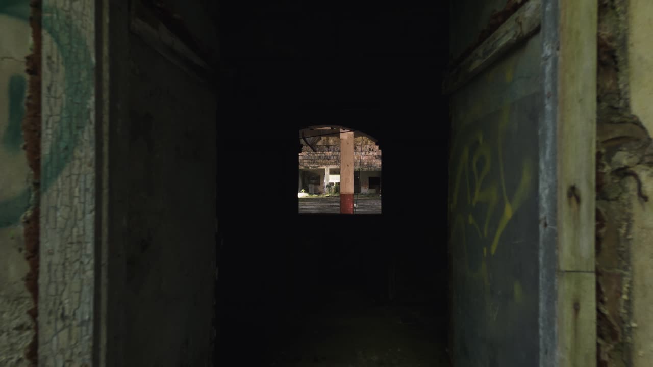 버려져 있고 퇴하고 있는 건물을 탐험하고 있습니다.