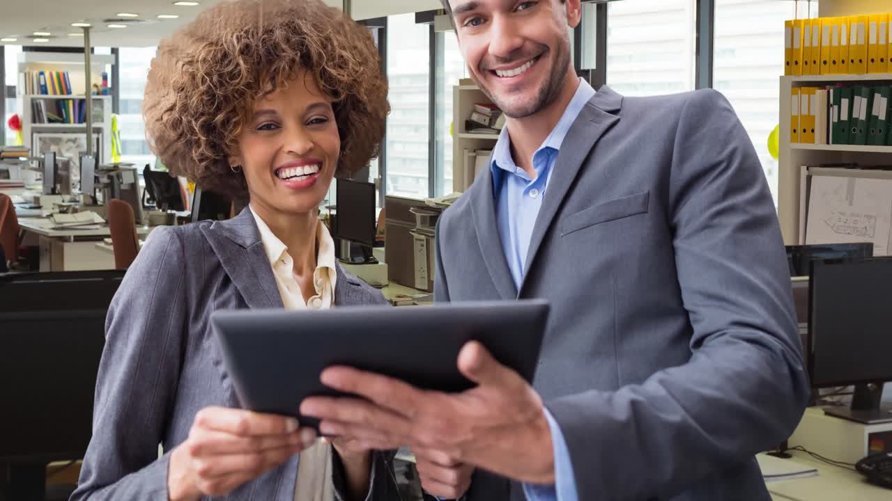 animación de personas de negocios diversas sonrientes que usan tableta en la oficina
