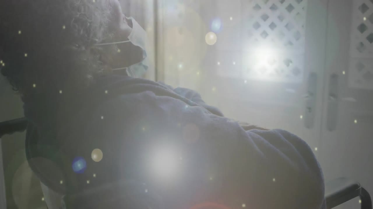 ⁇ 체어 에 얼굴 마스크 를 쓰고 있는 고민적 인 노인 여자 위 에 반 ⁇ 이는 빛 의 애니메이션