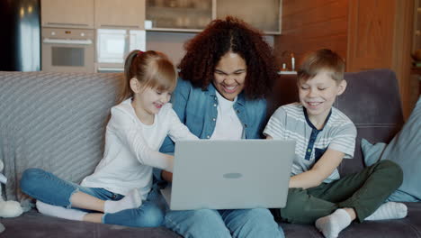 familia usando el portátil juntos