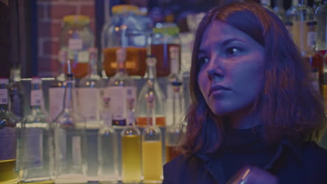bartender mezclando cócteles en un bar de un club nocturno