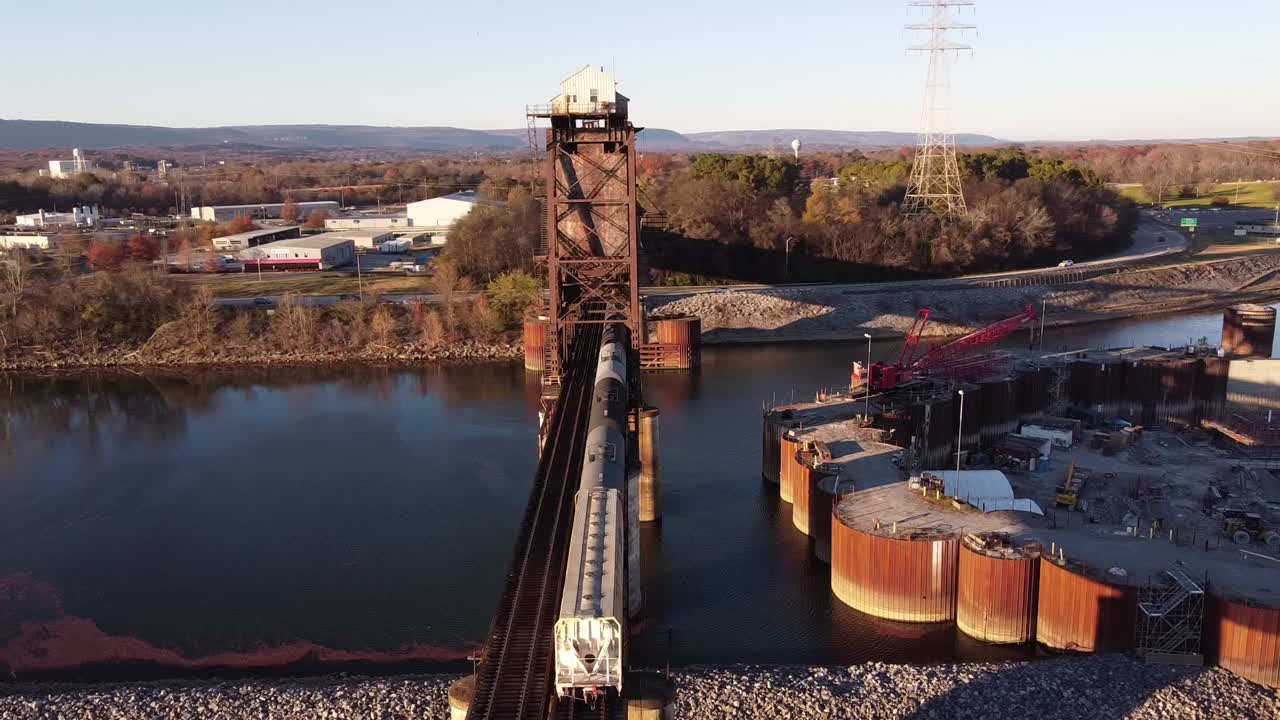 tenbridge es un puente ferroviario de elevación vertical sobre el río tennessee en chattanooga, tennessee