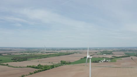 Vista-Aérea-Descendente-Desde-Un-Dron-De-Un-Generador-De-Energía-Eólica-Masivo