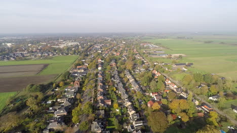 drohne über einer ländlichen stadt - langsam rückwärts