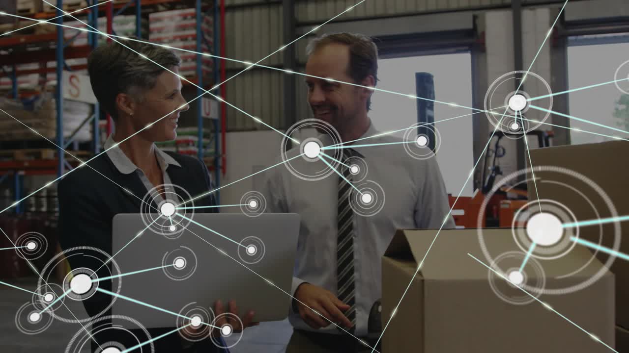 Team di logistica che ispeziona un laptop, uomo che scansiona scatole con sovrapposizione che si espande sugli scaffali per l'inventario