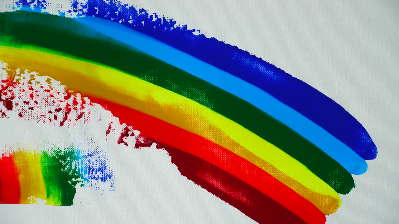 O artista desenha um fundo abstrato em acrílico