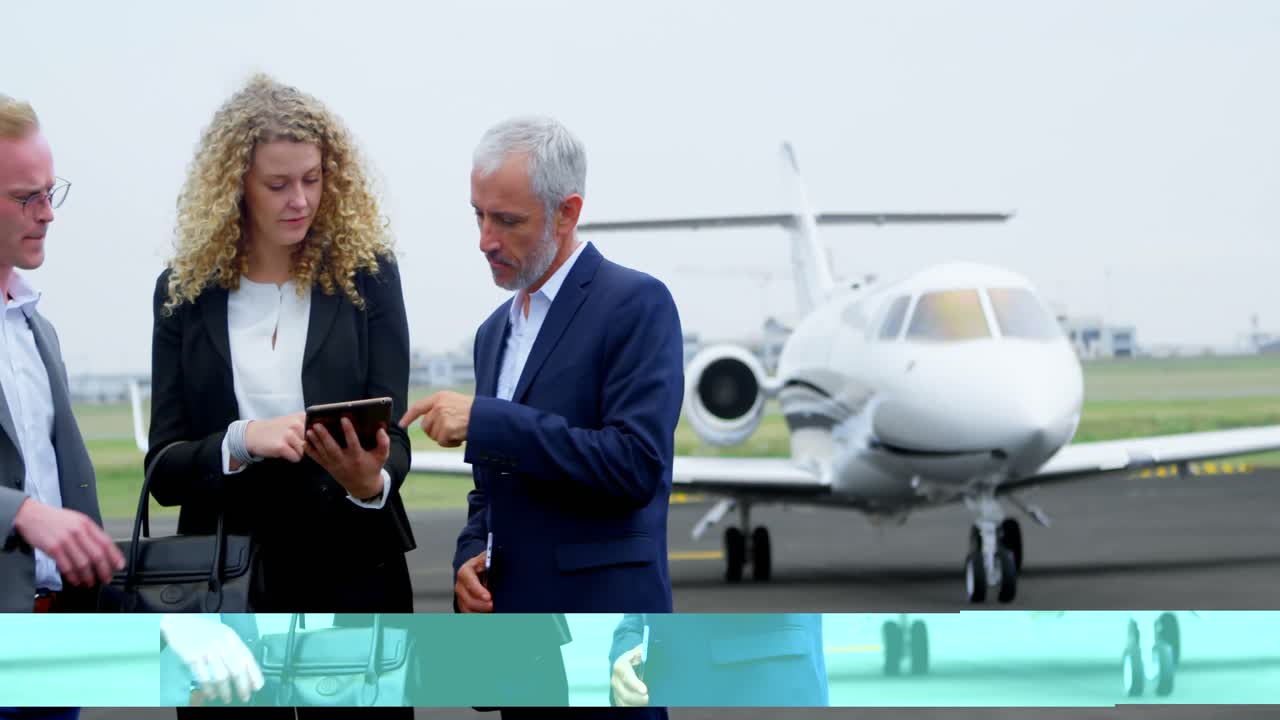 Forretningsfolk diskuterer over digital tablet 4k