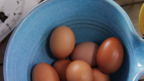 huevos marrones y harina en una mesa de madera 4k