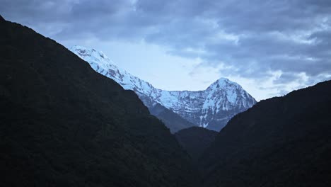 cordillera cubierta de nieve al amanecer en nepal, paisaje montañoso del himalaya por la noche justo antes del amanecer en la región de senderismo de annapurna en el circuito de annapurna caminata y caminata, área popular para el senderismo en nepal