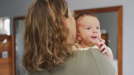 video de una madre caucásica sosteniendo y abrazando a un bebé recién nacido