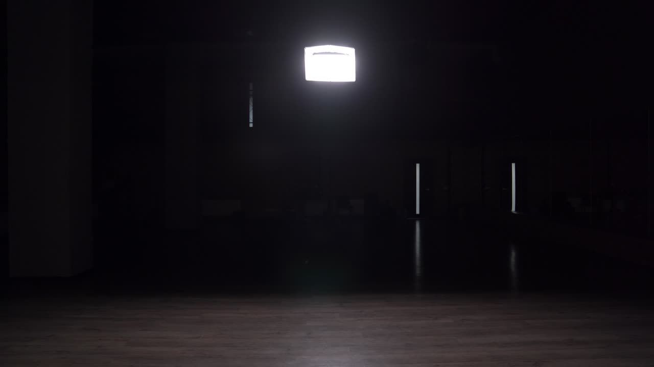 luces de estudio oscuras y vacías