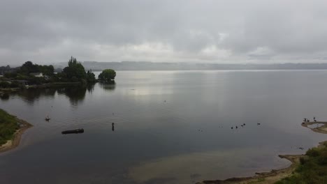 pescador en el lago al borde de un pequeño pueblo