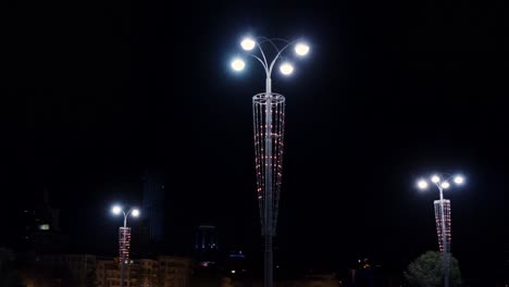 farolas nocturnas de la ciudad con decoraciones