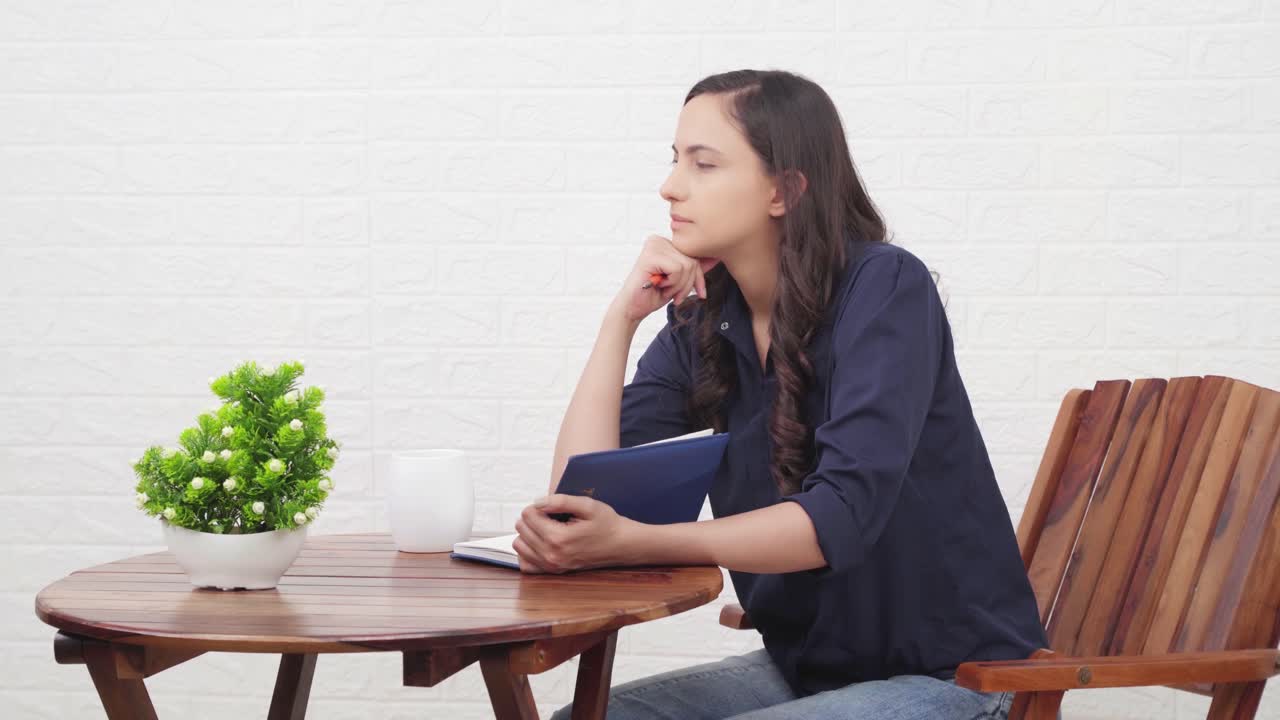 인도 소녀는 그녀의 책에 대한 아이디어를 얻었습니다.