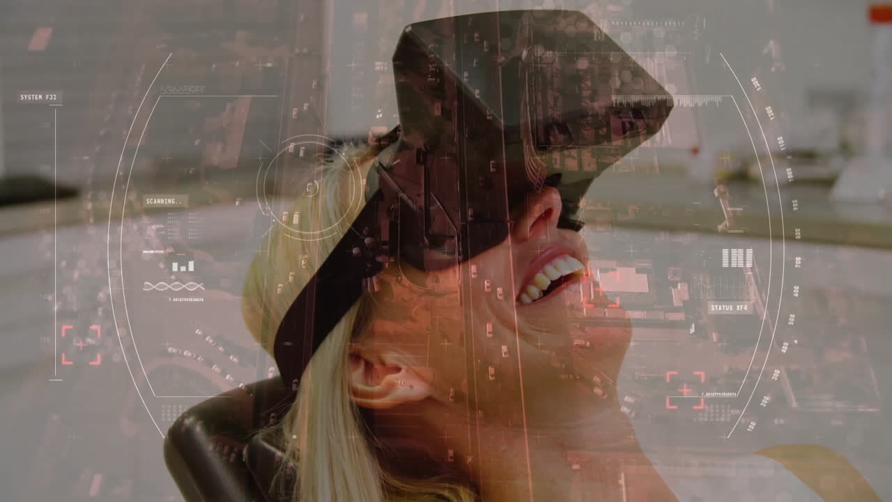 usando auriculares vr y sonriendo, mujer experimentando animación de realidad virtual sobre el paisaje urbano