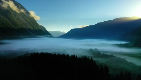 Morgennebel-über-Dem-Tal-Zwischen-Den-Bergen-Im-Sonnenlicht.-Nebel-Und-Wunderschöne-Natur-Norwegischer-Luftaufnahmen.