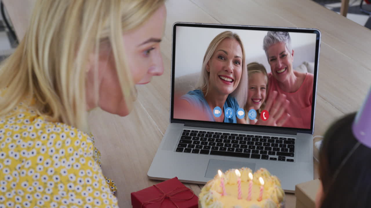madre y hija caucásicas celebrando su cumpleaños haciendo una videollamada en una computadora portátil en casa