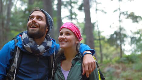 Hiker-couple-pointing-at-distance