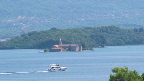 Die-Dame-Der-Insel-Skrpjela