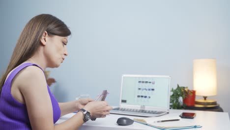 mujer de comercio electrónico tomando notas siguiendo nuevos productos en línea.