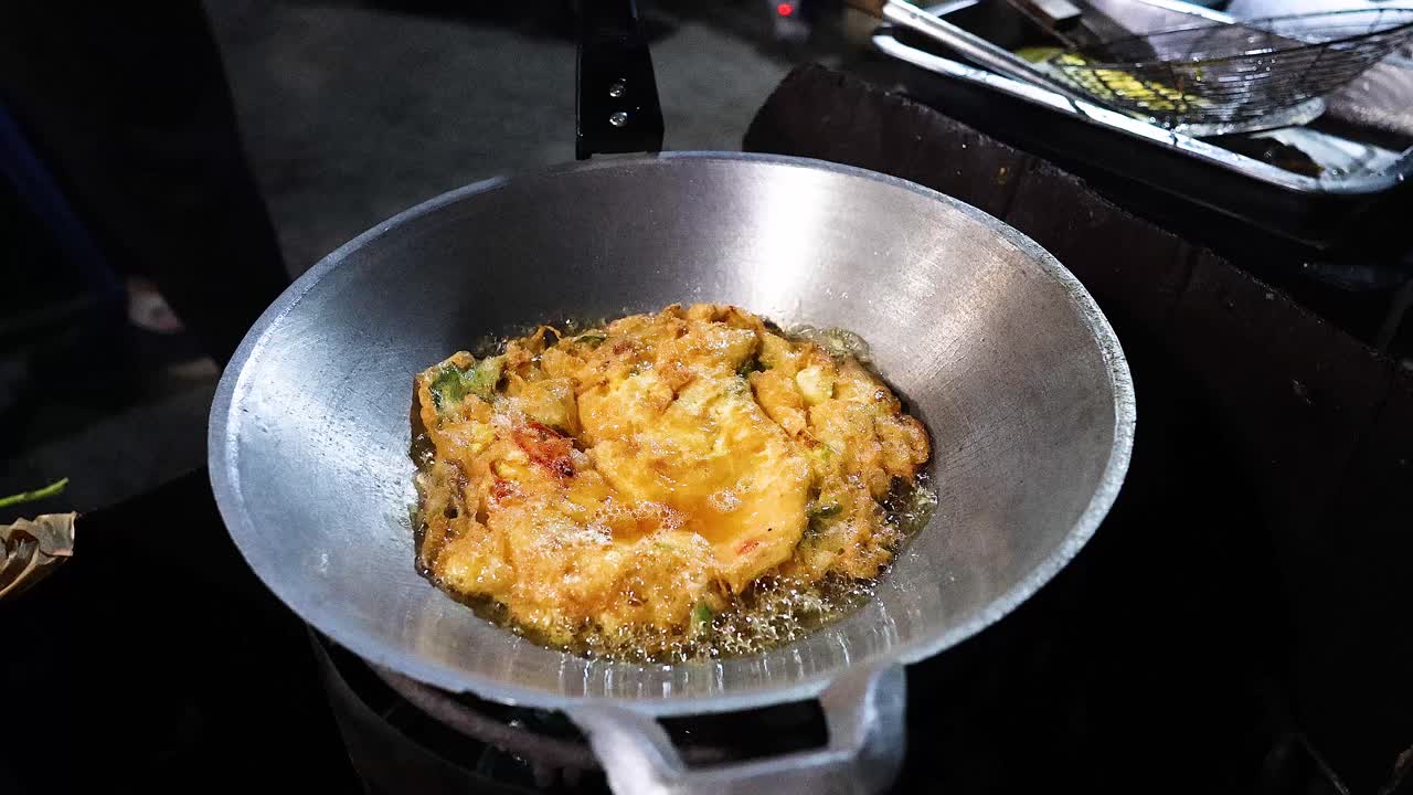 Cucinare una frittata in una bancarella di street food