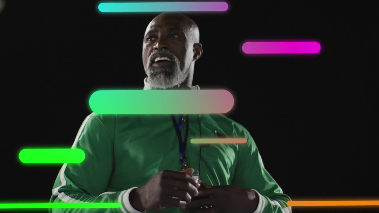 animación de formas coloridas sobre entrenador de deportes afroamericano comprobando el cronómetro