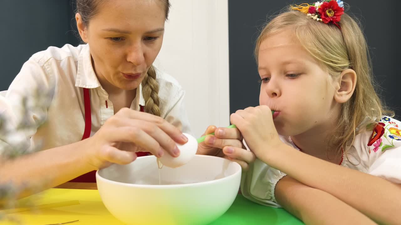 Madre e figlia che preparano uova di Pasqua