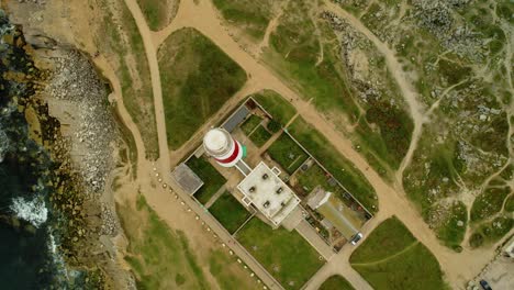 complejo de construcción de faros costeros, vista aérea descendente de arriba hacia abajo