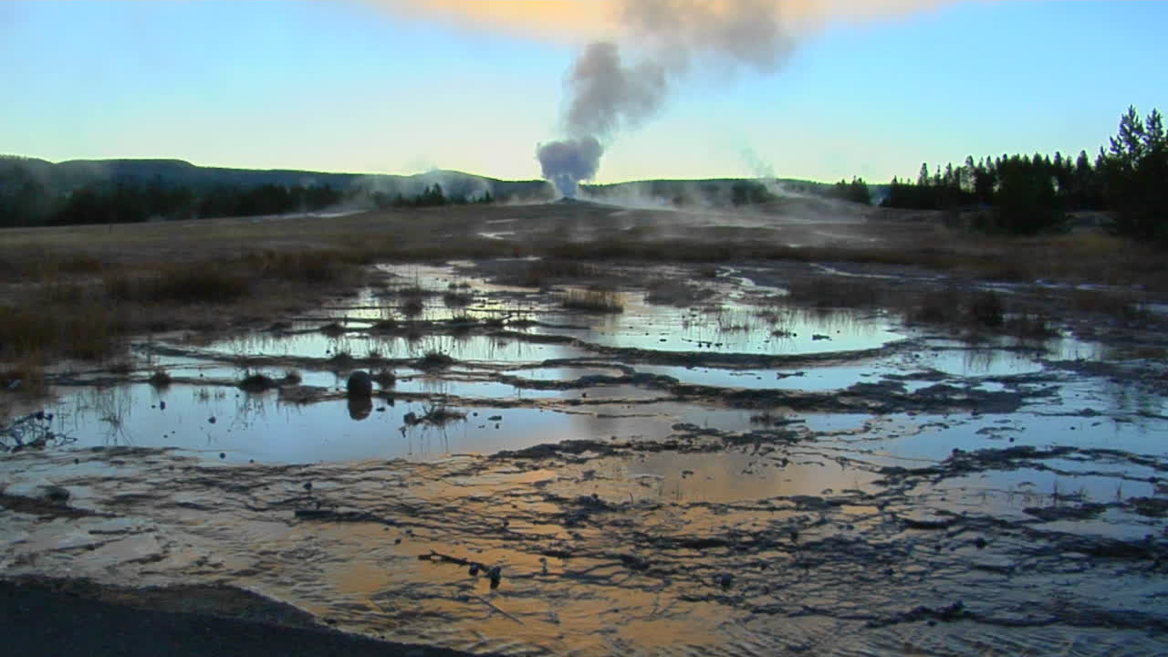 간헐천은 옐로스톤 국립 공원 1에서 하늘로 증기를 보냅니다.