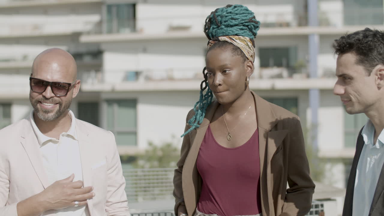 비즈니스 파티 야외에서 춤추는 동작으로 움직이는 여자