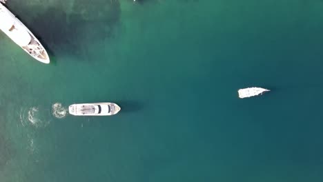 Aerial-rising-over-luxurious-harbor-in-Fiskardo,-touristic-greek-island