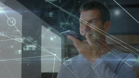 web de conexiones y procesamiento de datos contra el hombre hablando en el teléfono inteligente