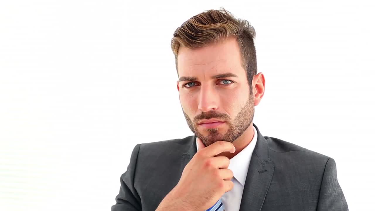 un hombre de negocios serio que piensa