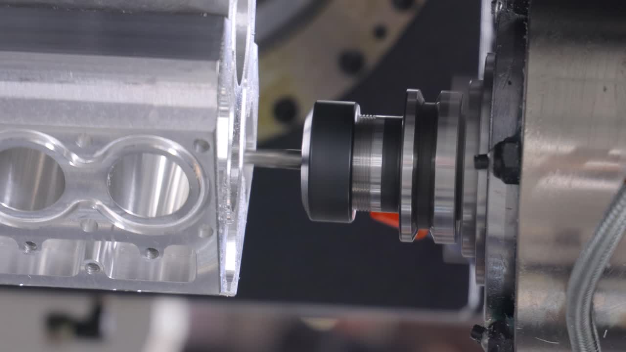 máquina de fresado cnc para metalurgia. corte de metal tecnología de procesamiento moderna.