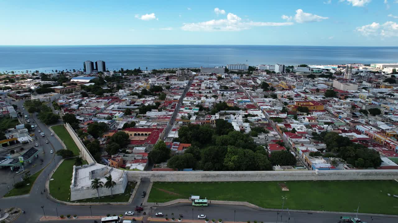 toma lateral de drones de la zanja de la pared de campeche en méxico